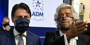 Der frühere Ministerpräsident Giuseppe Conte und Comedian Beppe Grillo tragen Mund-Nasenschutz