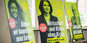 Dre Wahlplakat der Grünen zu sehen - eines zeigt Annalena Baerbock und den Slogan «Wirtschaft und Klima ohne Krise.»
