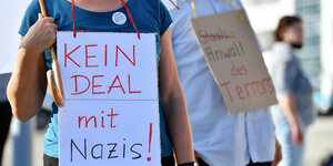 Kein Deal mit Nazis!" steht auf dem Pappschild einer Frau, das sie während einer Solikundgebung des Zivilgesellschaftlichen Bündnisses vor der Messe Erfurt trägt, wo das Landgericht am Montag das Urteil im Ballstädt-Prozess verkündete.
