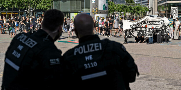 Demonstration gegen rechte Strukturen im Frankfurter SEK - Polizisten vor den Demonstrierenden