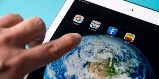 Amazon, Facebook , Apple und Google - Logo auf einem Tablet