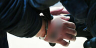 Verpixelte Tätowierungen an der Hand eines Angeklagten, dem die Handschellen im Prozeß abgenommen werden