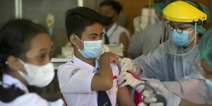 Kinder werden in einer Schule geimpft