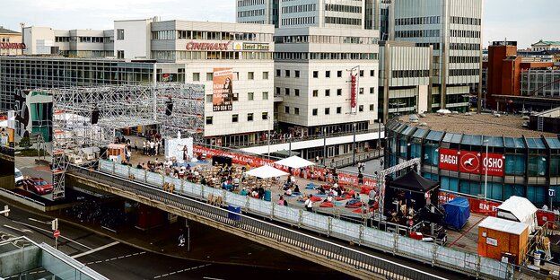 Eine zu einem Open-Air-Theater umgebaute Straße am Raschplatz in Hannover.