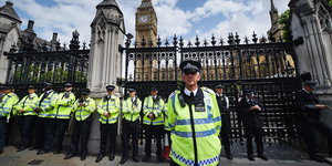 Polizisten vor dem Parlament in London