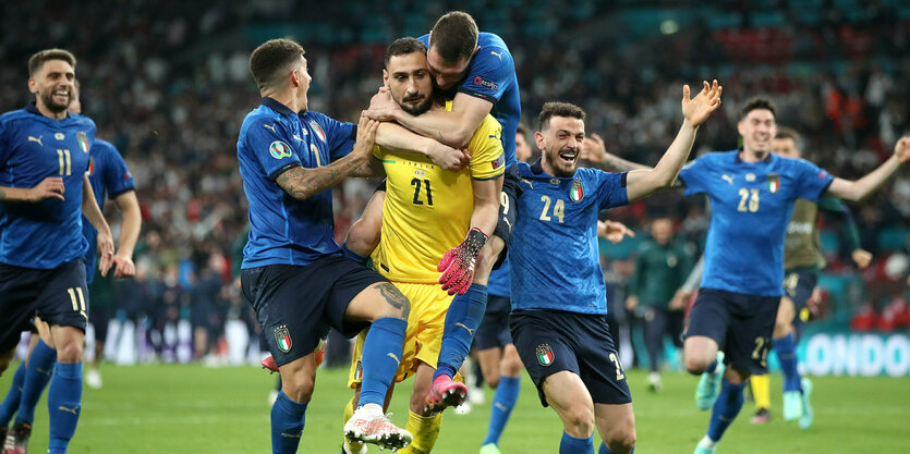 talienische Spieler jubeln nach dem Elfmeterschießen mit Italiens Torhüter Gianluigi Donnarumma