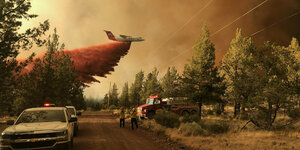 In einem Brennenden Wald wird von einem Flugzeug