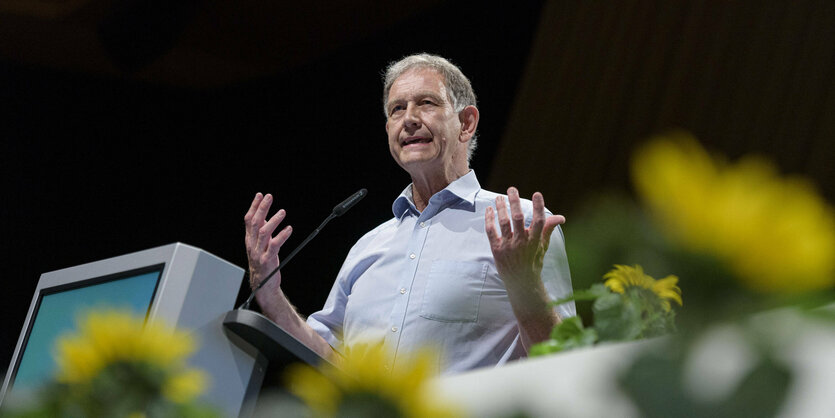 Hubert Ulrich spricht beim Landesparteitag der Grünen Saar in der Saarlandhalle in Saarbrücken - im Vordergrund der Bühne Sonnenblumen