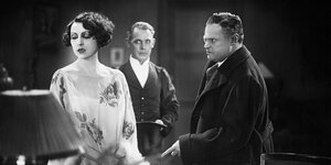 Eine Schauspielerin und zwei Schauspieler in einem Screenshot aus dem Film Sonambul aus den 20ern
