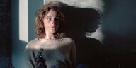 Frances McDormand mit einem Revolver in einer Szene aus „Blood Simple“, USA 1984
