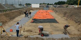 Blick in eine etwa vier Meter breite, über zwei Meter tiefe Sandgrube neben den Bahngleisen. Hier ist man auf Höhe der Gräber - in etwa zwei Meter tiefer dürften die Überreste der Ermordeten liegen.