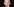 Portrait einen Mannes, der eine Gesichtshälfte weiblich geschminkt hat