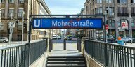 beschmiertes Schild des U-Bahnhofs Mohrenstrasse am Eingang