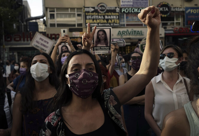 Hunderte Frauen demonstrieren in Ankara