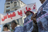 Demonstranten mit Fotos des Abbas-Kritikers Nisar Banat und bannern mit der Aufschrift "Abbas, verschwinde!"