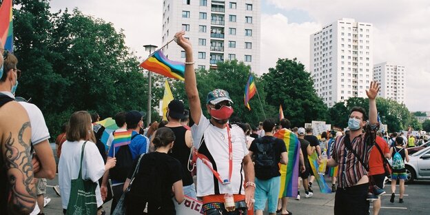 Eine Gruppe von queeren und vor allem russsischsprachigen Berlinern zieht beim ersten Marzahn Pride im Jahr 2020 durch Marzahn an Hochhäusern vorbei