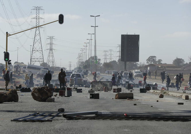 Straßenblockade in Soweto: Steine, Getränkekästen und eine umgestürzte ampel liegen auf der Fahrbahn