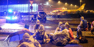Aktivisten bei der nächtlichen Blockade des LKW Zufahrt des DHL-Terminals am Flughafen Leipzig/Halle