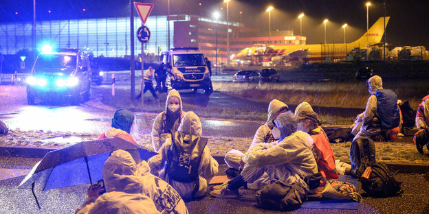 Aktivisten bei der nächtlichen Blockade des LKW Zufahrt des DHL-Terminals am Flughafen Leipzig/Halle