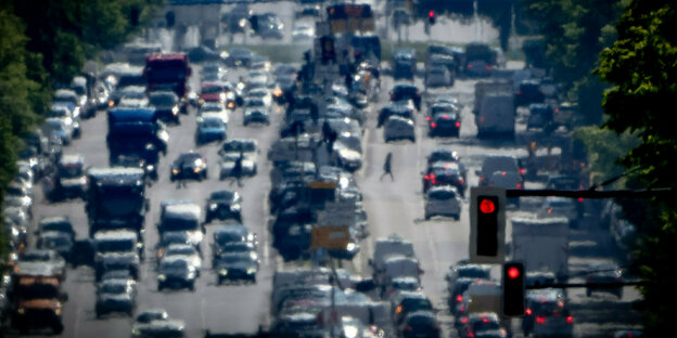 Flirrende Luft und unscharfer städtischer Autoverkehr
