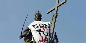 Der Statue von König Sigismund III. auf der Sigismundsäule wurde von Demonstranten ein Tuch mit der Aufschrift «Verfassung» umgelegt.