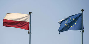 Polnische und Europa-Flagge an Fahnenmastem