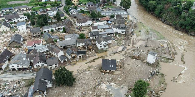 Drohnenaufnahme eines Dorfes im Kreis Ahrweiler Drohnenaufnahme eines Dorfes im Kreis Ahrweiler