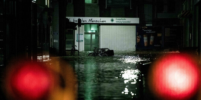 Wasser steht in einer Innenstadtsttraße