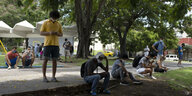 Menschen versammeln sich im Märtyrerpark in Havanna, wo Wifi-Verbindungen funktionieren