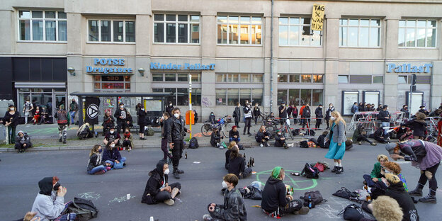 Viele Jugendliche sitzen mit Masken auf der Potsdamer Straße bei einer Demo zum Erhalt des Jugendzentrum Potse