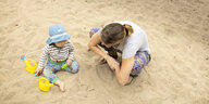 Mutter und Kind im Sandkasten