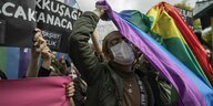 Demonstration mit LGBTQ Fahnen und Plakaten