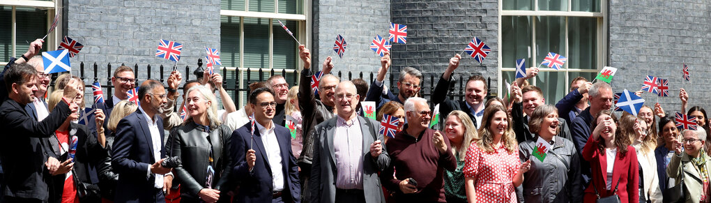 Unterstützer*innen der Labour-Partei warten auf die Ankunft des neuen britischen Premierministers Keir Starmer in Downing Street 10.