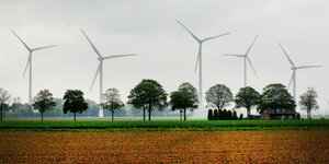 Windräder in einer Landschaft