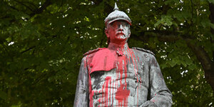 Ein Bismarck-Denkmal ist mit roter Farbe beschmiert