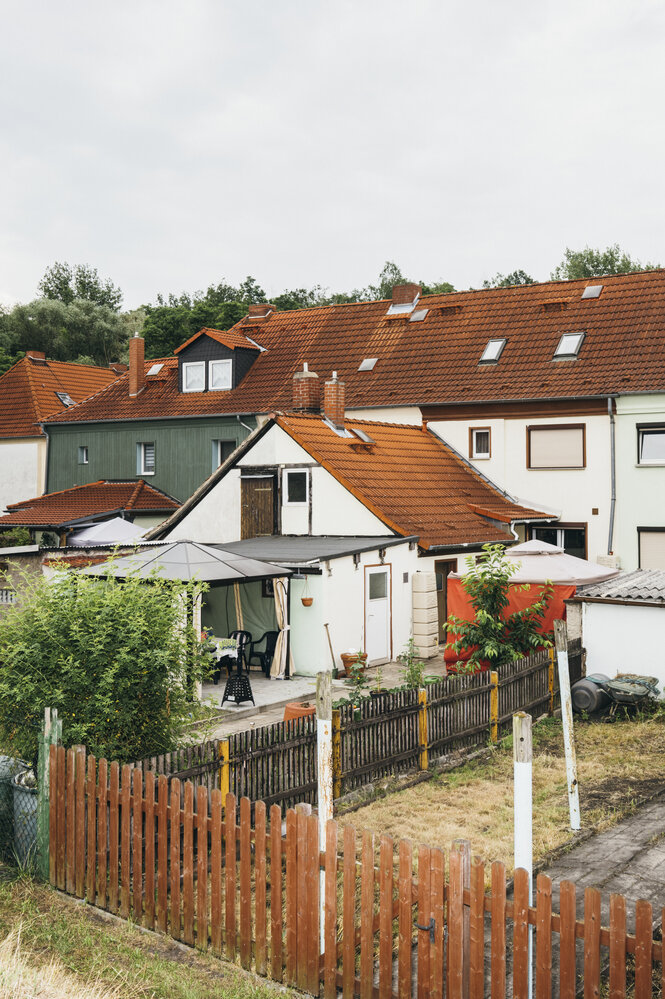 Wohnhäuser in einer Siedlung, ein Gartenzaun