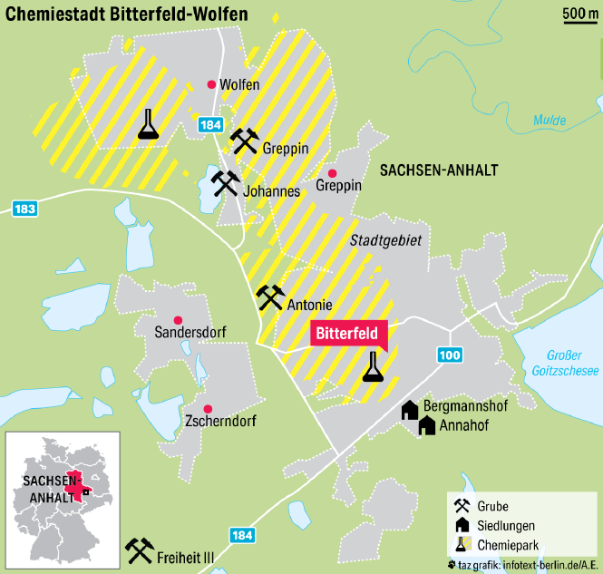 Eine Landkarte zeigt, wie weit sich der Chemiepark über das Stadtgebiet von Bitterfeld erstreckt. Gruben und Siedlungen sind eingezeichnet