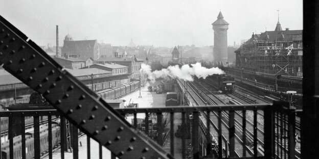 Ein historisches Foto in schwarz-weiß: Blick auf die historische Ringbahn um die Jahrhundertwende
