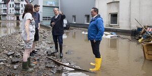 Armin Laschet in Gummistiefen auf einer überschwemmten Strasse