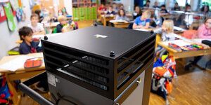 Ein mobiles Filtergerät steht im Klassenraum einer Schule.