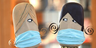 Zwei kleine Büsten im Schaufenster eines Schmuckladens tragen Mundschutz.