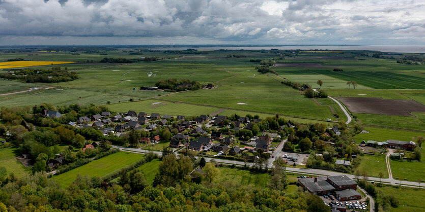 Die Sonne scheint auf die Gemeinde Kirchspiel Garding nahe der Küste der Nordsee.