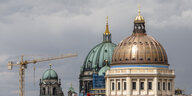 Zwei riesige Bauwerke mitten in Berlin: Vorn die neue Kuppel des neu erbauten Stadtschlosses, dahinter die des alten Berliner Doms