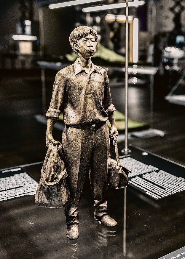 Ein Kunstwerk mit Namen „Tank Man“ – ein junger Mann mit zwei Koffern in der Hand, eine Plastik, des spanischen Fernando Sánchez im Humboldt Labor, eine von sechs nun öffnenden Ausstellungen Ein Kunstwerk mit Namen „Tank Man“ – ein junger Mann mit zwei Koffern in der Hand, eine Plastik, des spanischen Fernando Sánchez im Humboldt Labor, eine von sechs nun öffnenden Ausstellungen