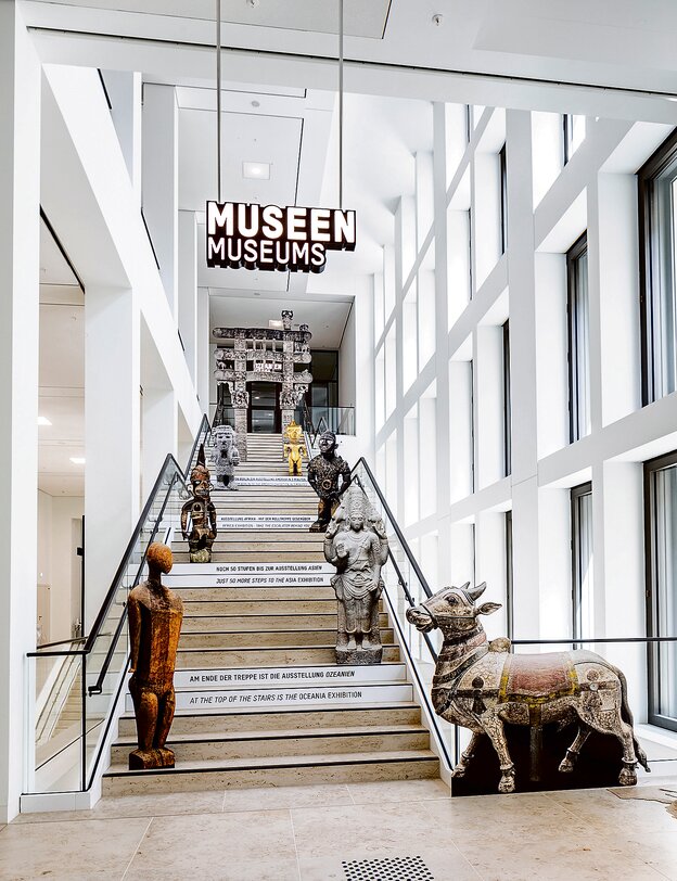 Eine Treppe im Innern des Humboldt Forums mit verschiedenen Kunstgegenständen - eine Art Appetithappen zu den Ausstellungen mit Kunst aus Asien und Ozeanien, die ab September zu sehen sind Eine Treppe im Innern des Humboldt Forums mit verschiedenen Kunstgegenständen - eine Art Appetithappen zu den Ausstellungen mit Kunst aus Asien und Ozeanien, die ab September zu sehen sind