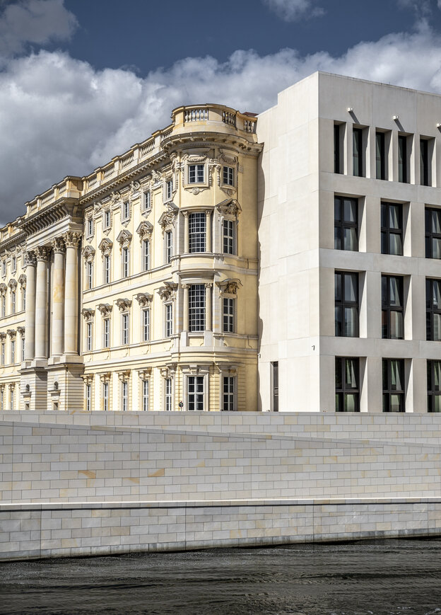 Das Stadtschloss mit zwei seiner Flügel: einmal der barocke Nachbau, einmal ein moderner Entwurf, eher nüchtern und kahl Das Stadtschloss mit zwei seiner Flügel: einmal der barocke Nachbau, einmal ein moderner Entwurf, eher nüchtern und kahl