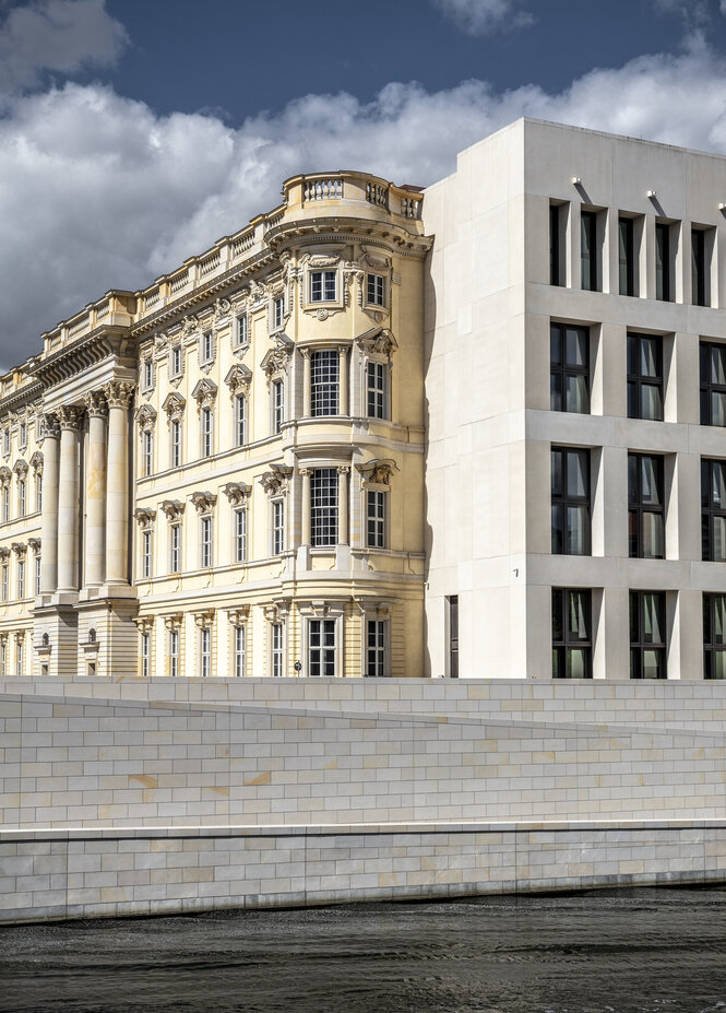 Das Stadtschloss mit zwei seiner Flügel: einmal der barocke Nachbau, einmal ein moderner Entwurf, eher nüchtern und kahl