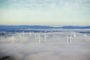 Windkraftwerk in Wolkendecke