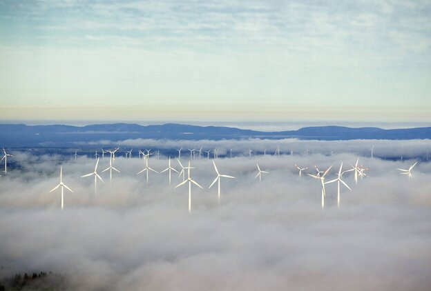 Windkraftwerk in Wolkendecke