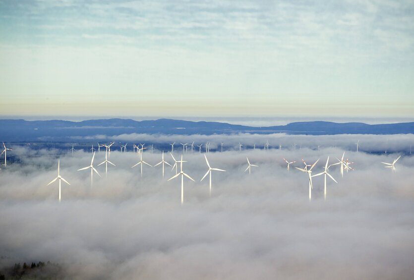 Windkraftwerk in Wolkendecke